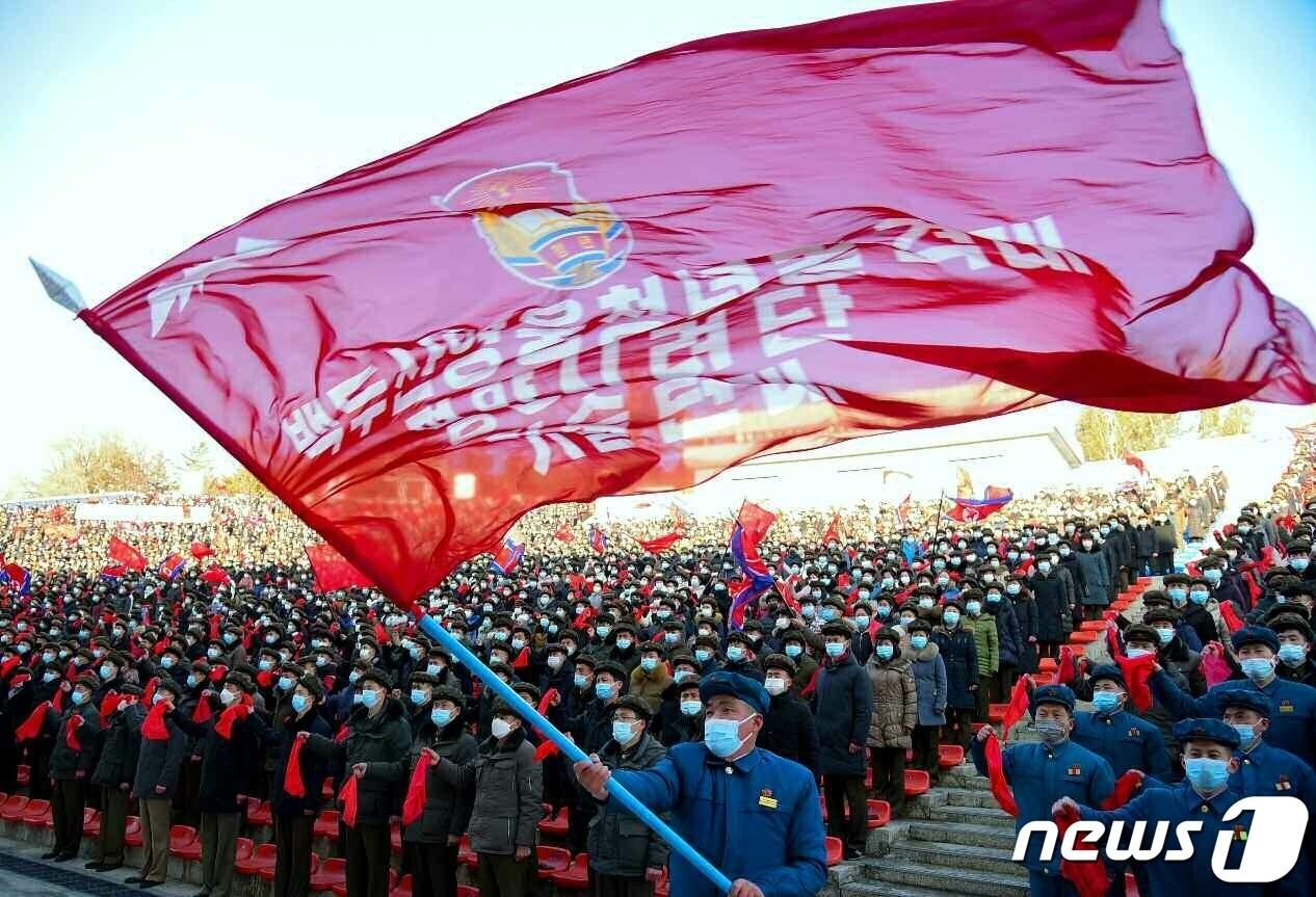 본문 이미지 - (평양 노동신문=뉴스1) = 북한 노동당 기관지 노동신문은 "올해 들어와 현재까지 전국 각지 10여만명에 이르는 청년들이 수도(평양) 대건설 전역을 비롯해 조국의 부강 발전과 인민 복리를 위한 영예로운 전구들로 탄원(자원)했다"고 18일 보도했다. [국내에서만 사용가능. 재배포 금지. DB 금지. For Use Only in the Republic of Korea. Redistribution Prohibited] rodongphoto@news1.kr