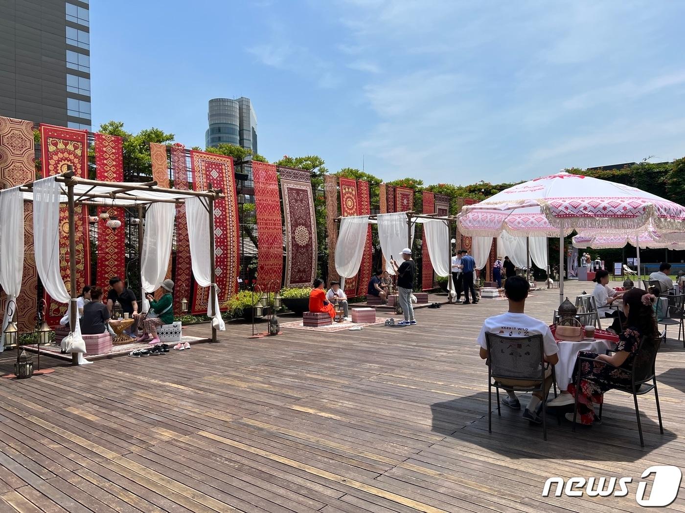 본문 이미지 - 서울 강남구 삼성동에 자리한 현대백화점 무역센터점 11층 하늘정원을 아랍 풍취로 채운 '아라비안의 날들'(Arabian days and nights) 행사 전경(현대백화점 제공)