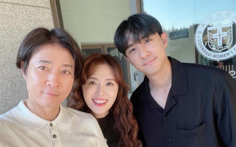 본문 이미지 - 최수종, 하희라, 그리고 그의 아들(왼쪽부터) 하희라 SNS 캡처