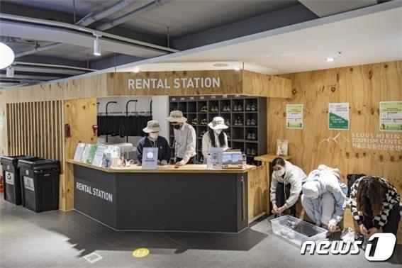 본문 이미지 - 등산장비를 대여해 주는 서울 도심 등산관광센터(서울관광재단 제공)