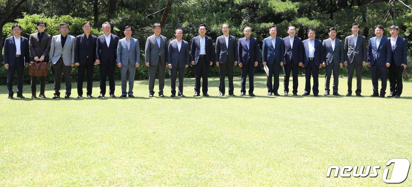 본문 이미지 - 한덕수 국무총리가 18일 오후 서울 종로구 총리 공관에서 열린 고위당정협의회에 앞서 참석자들과 기념촬영을 하고 있다. 왼쪽에서 일곱 번째부터 김대기 대통령 비서실장, 윤재옥 국민의힘 원내대표, 김기현 국민의힘 대표, 한 총리, 추경호 경제부총리 겸 기획재정부 장관. 2023.6.18/뉴스1 ⓒ News1 허경 기자