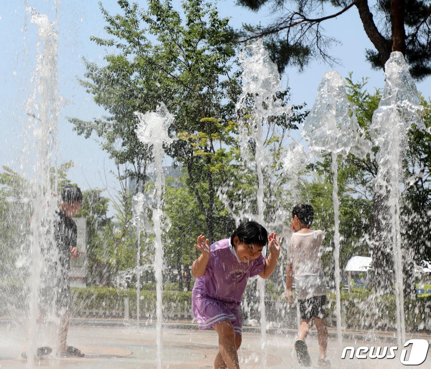 본문 이미지 - 전국 곳곳에 폭염 특보가 내려진 18일 전북 전주시 마전숲공원 분수대를 찾은 어린이들이 물놀이를 즐기고 있다. 2023.6.18/뉴스1 ⓒ News1 유경석 기자
