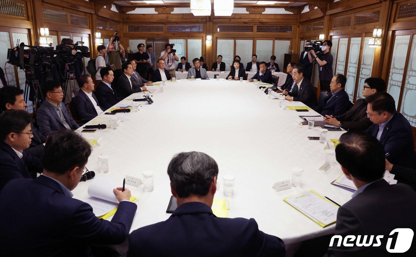 본문 이미지 - 한덕수 국무총리가 지난달 18일 서울 종로구 총리공관에서 열린 고위당정협의회에서 발언하고 있다. (공동취재) 2023.6.18/뉴스1 ⓒ News1 허경 기자