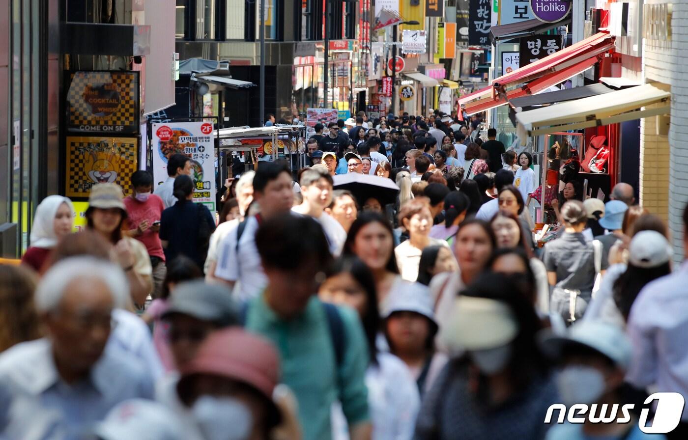본문 이미지 - 서울 중구 명동거리가 나들이객으로 붐비고 있다. 2023.6.15/뉴스1 ⓒ News1 김도우 기자