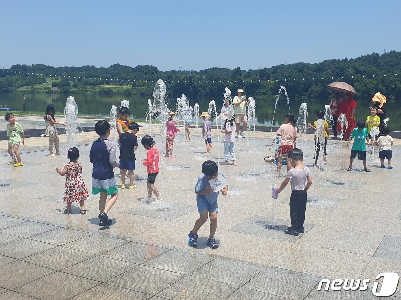 본문 이미지 -  18일 충북지역 주요 관광지와 축제장에는 6월의 때 이른 무더위를 식히려는 방문객 발길이 이어졌다. 사진은 충주 다이브 페스티벌 바닥분수.(충주시 제공)2023.6.18/뉴스1