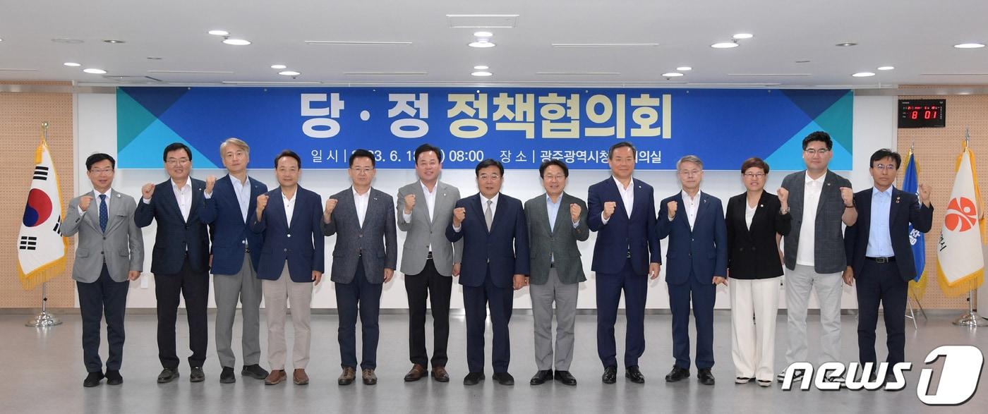 본문 이미지 - 강기정 광주시장과 이병훈 더불어민주당 광주시당위원장 등 지역 국회의원들이 18일 시청 중회의실에서 자치분권정책협의회를 열고 기념촬영을 하고 있다.(광주시 제공)2023.6.18/뉴스1 