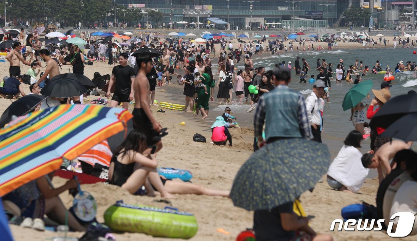 본문 이미지 - 무더위가 기승을 부린 지난 18일 오후 부산 해운대해수욕장을 찾은 피서객들이 물놀이를 즐기며 더위를 식히고 있다.  2023.6.18/뉴스1 ⓒ News1 윤일지 기자