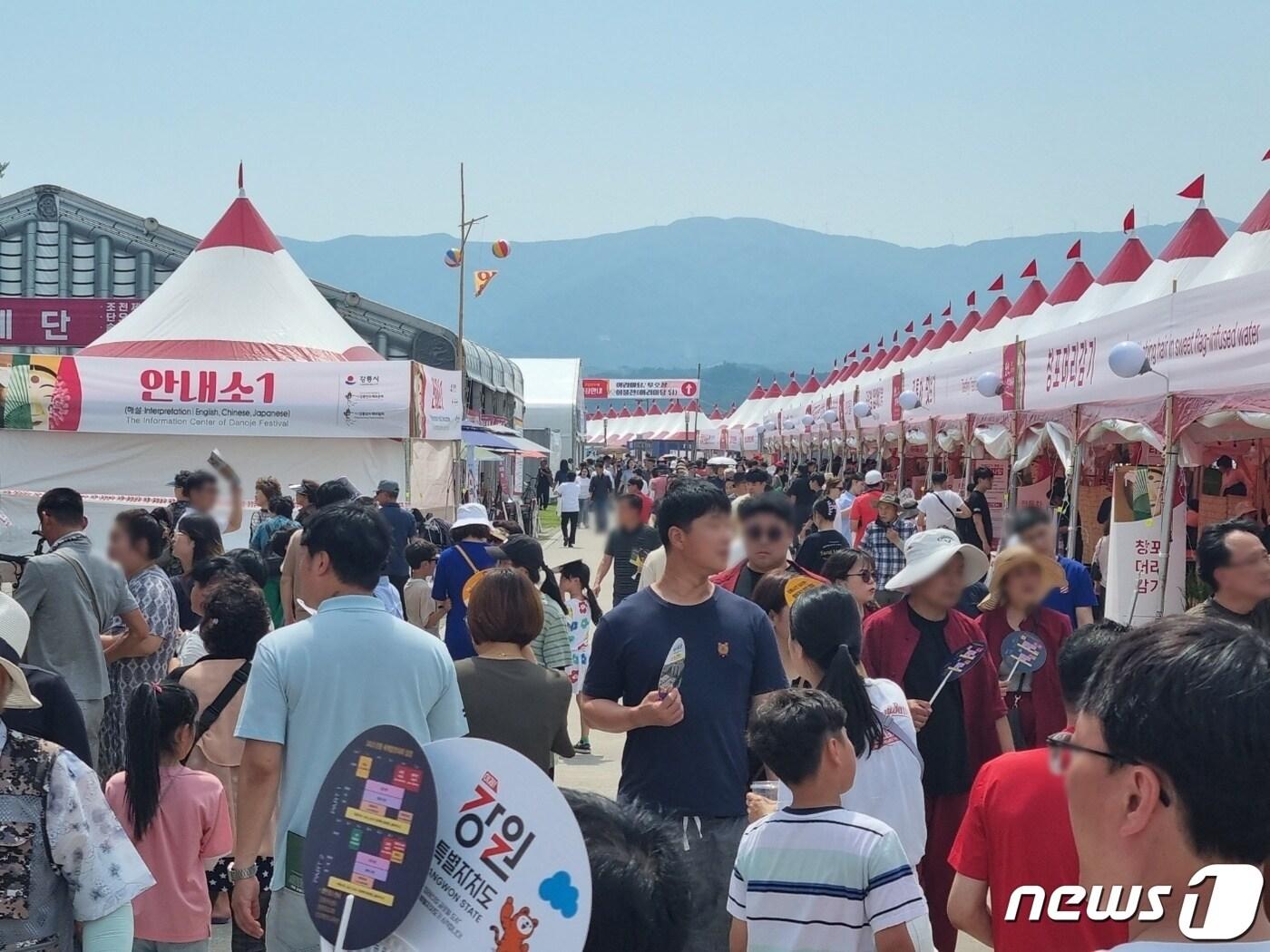 본문 이미지 - 18일 강릉단오제가 열리고 있는 강원 강릉시 남대천 단오행사장에 무더위 속에서도 많은 방문객이 찾아 즐거운 시간을 보내고 있다. 2023.6.18/뉴스1 ⓒ News1 윤왕근 기자