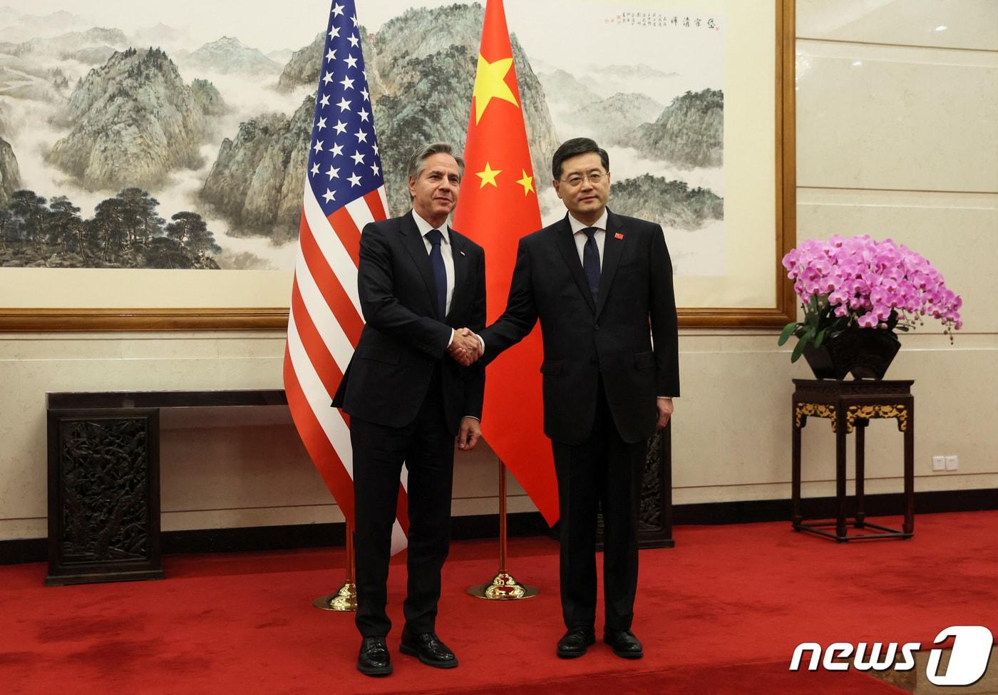 중국을 방문중인 토니 블링컨 미국 국무장관(왼쪽)과 친강 중국 국무위원 겸 외교부장(장관)이 18일 베이징 댜오위타이 국빈관에서 회담을 위해 만나 악수하고 있다. 2023.06.18 ⓒ 로이터=뉴스1 ⓒ News1 최종일 기자