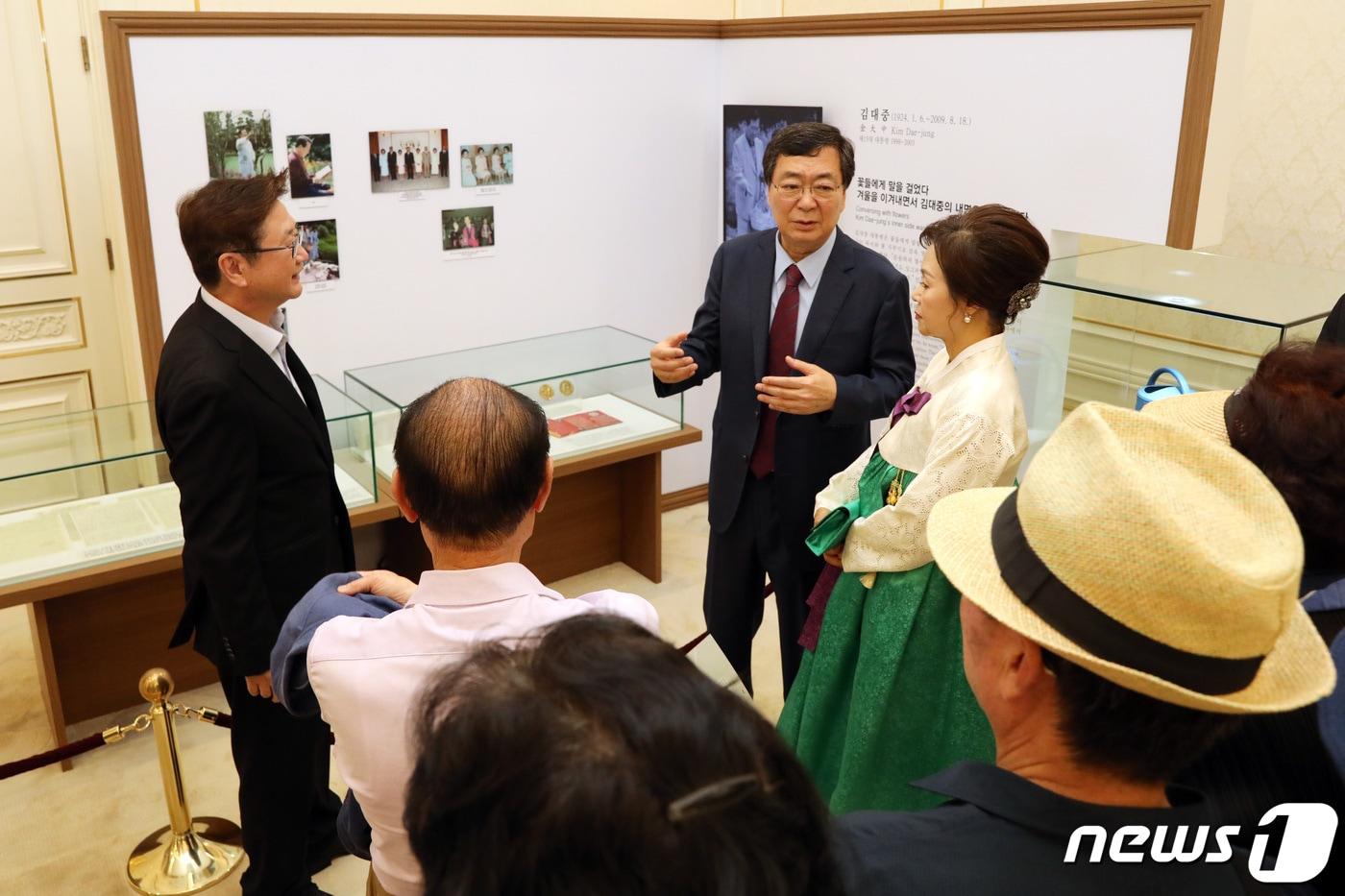 김대중 전 대통령 아들 김홍업 씨가 부인 신선련 씨와 함께 청와대 본관에서 열리고 있는 ‘우리 대통령들의 이야기-여기 대통령들이 있었다’ 전시를 찾아 전시장을 둘러보고 있다.