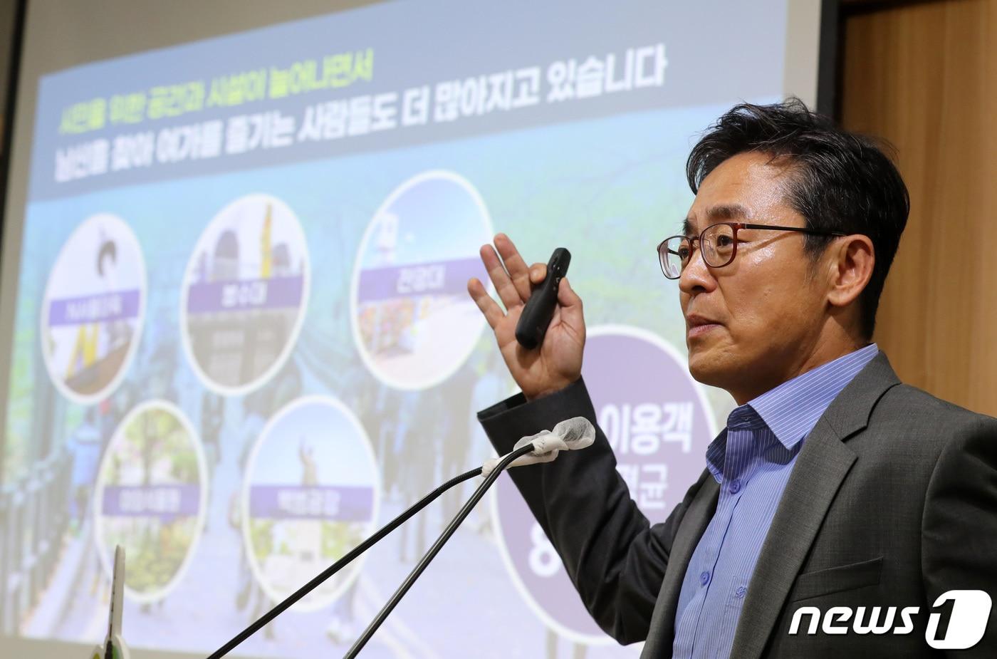 여장권 서울시 균형발전본부장이 19일 오전 서울시청 브리핑룸에서 열린 '지속가능한 남산 프로젝트'를 발표하고 있다. 이번 프로젝트는 남산의 '생태환경 회복', '여가 공간 조성', '공공성 강화' 등 3대 핵심 사업이 골자다. 2023.6.19/뉴스1 ⓒ News1 김성진 기자