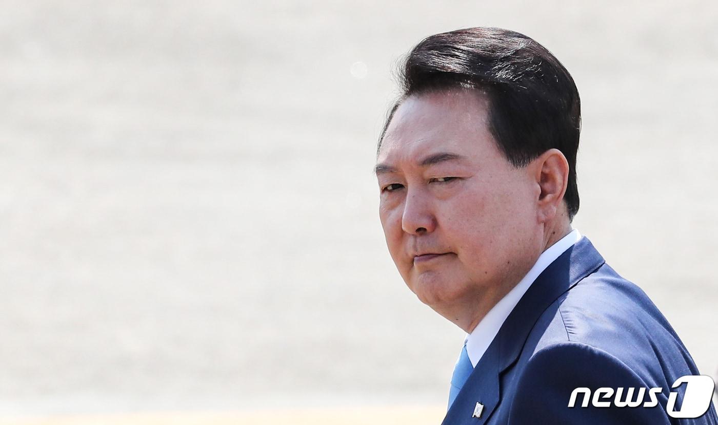 윤석열 대통령이 프랑스와 베트남 순방을 위해 19일 오전 경기 성남 서울공항에서 출국하고 있다. 윤 대통령은 19일~24일 프랑스와 베트남을 방문한다. 프랑스에선 BIE 총회 참석과 한-프랑스 정상회담을, 베트남에선 한-베트남 정상회담 등의 일정을 소화할 예정이다. 2023.6.19/뉴스1 ⓒ News1 허경 기자