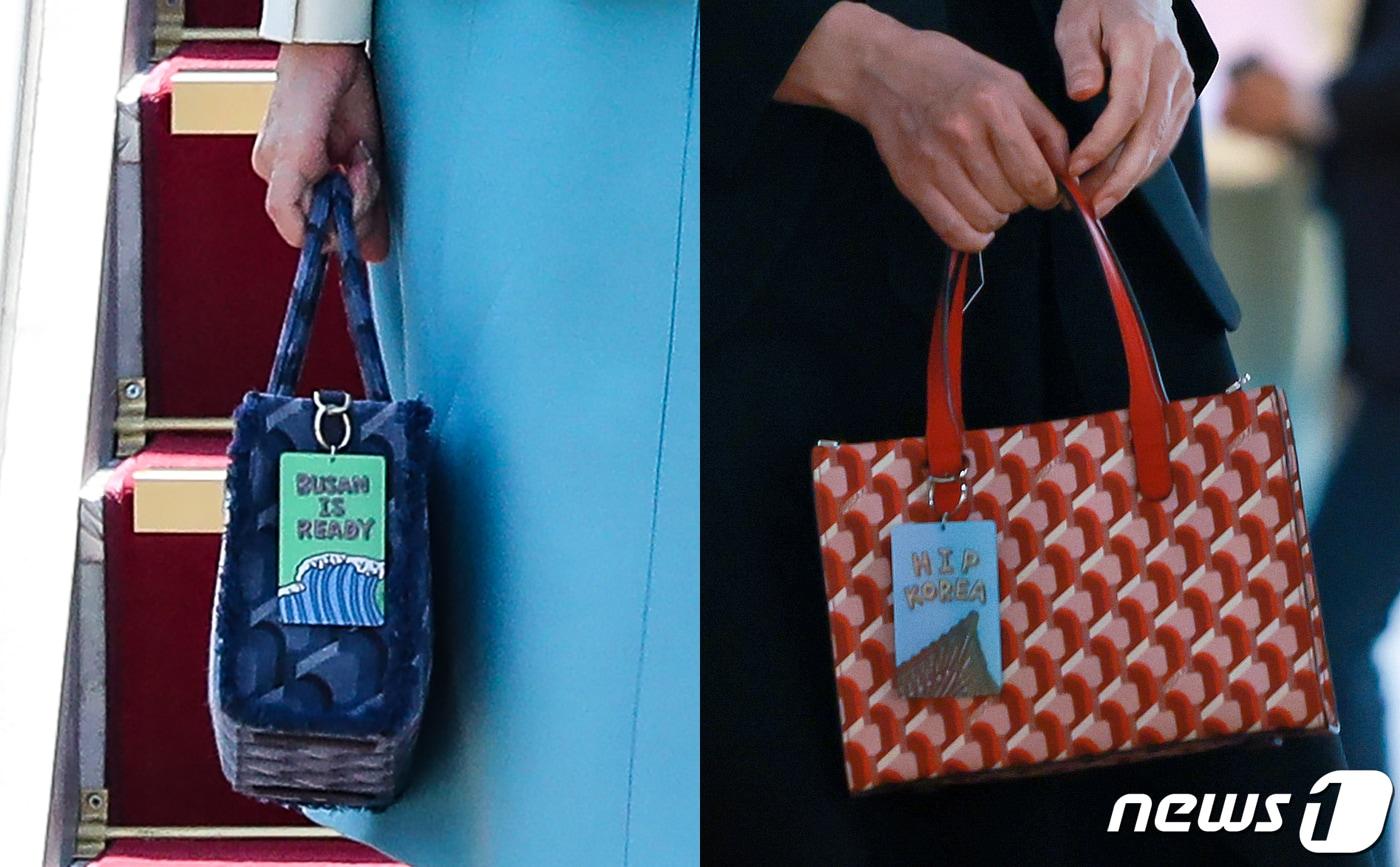 본문 이미지 - 김건희 여사 가방에 달린 '부산 이즈 레디(Busan is ready)' 키링(왼쪽)과 '힙 코리아(Hip korea)' 키링.