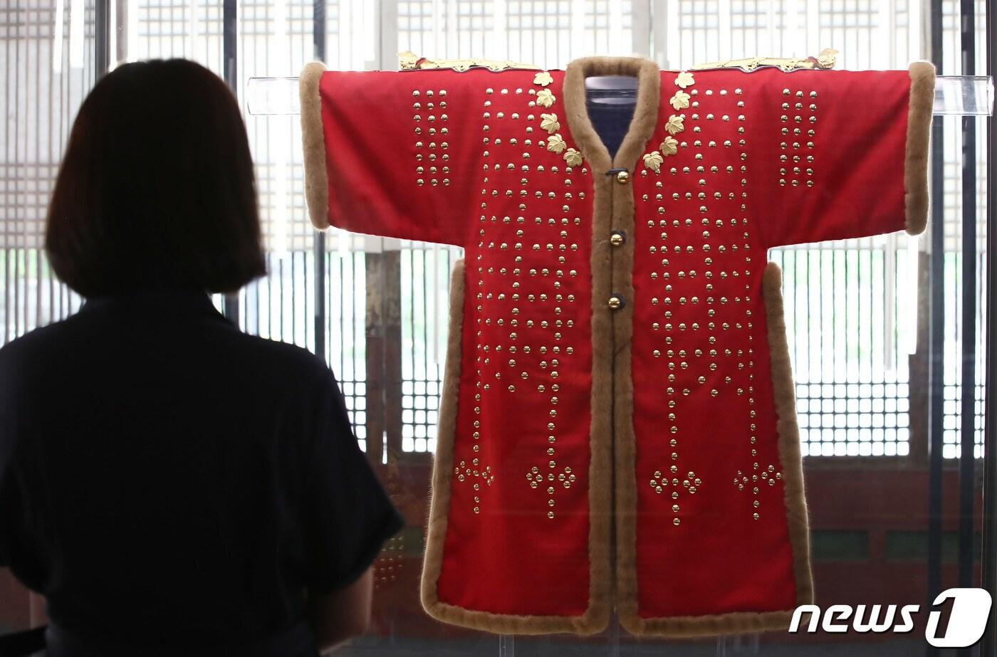 본문 이미지 - 19일 서울 중구 덕수궁 덕홍전에서 열린 한·독 수교 140주년 기념 특별전 '1899, 하인리히 왕자에게 보낸 선물' 전시 언론 공개회에서 관계자가 갑옷을 보고 있다. 2023.6.19/뉴스1 ⓒ News1 김민지 기자