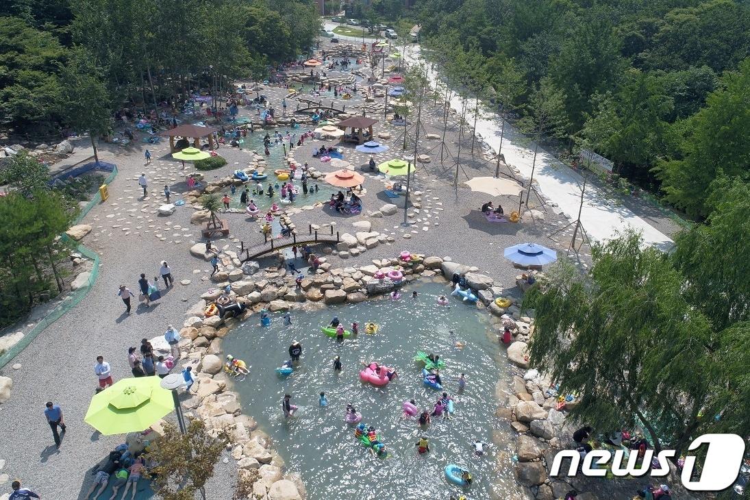 본문 이미지 - 동해무릉오선녀탕서 물놀이 즐기는 피서객.(동해시 제공) 2023.6.19/뉴스1