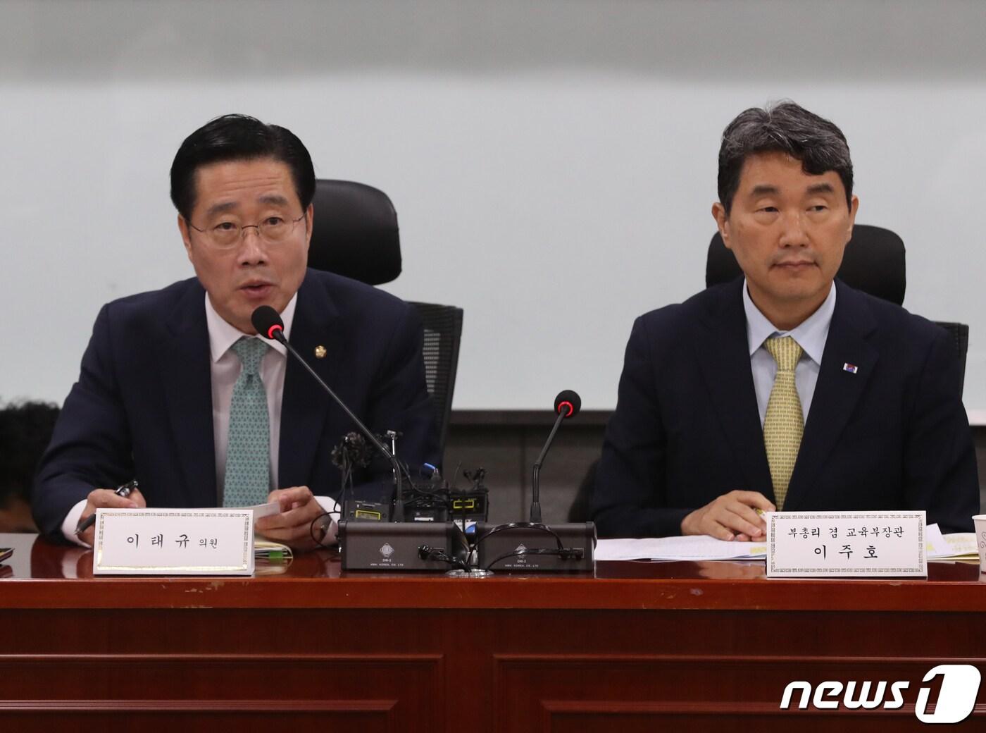 본문 이미지 - 이태규 국민의힘 교육위원회 간사가 19일 오전 서울 여의도 국회 의원회관에서 열린 학교교육 경쟁력 제고 및 사교육 경감 관련 당·정협의회를 마치고 취재진의 질문을 받고 있다. 2023.6.19/뉴스1 ⓒ News1 송원영 기자