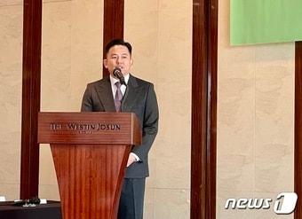 본문 이미지 - 김재원 휴롬 대표가 19일 서울 중구 웨스틴조선호텔에서 열린 '생애전주기 채소·과일 섭취 국민건강 프로젝트 기자간담회'에서 인사말을 하고 있다. ⓒ News1 이민주 기자