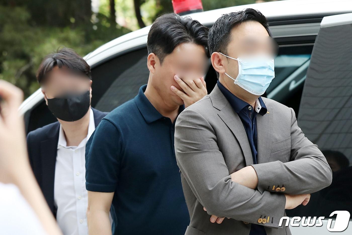 본문 이미지 - 전기차 업체 에디슨모터스의 주가조작에 가담한 혐의를 받는 인수합병(M&A) 전문가 이모씨 등 일당이 19일 오전 서울 양천구 서울남부지방법원에서 열린 영장실질심사에 출석하고 있다. 2023.6.19/뉴스1 ⓒ News1 민경석 기자