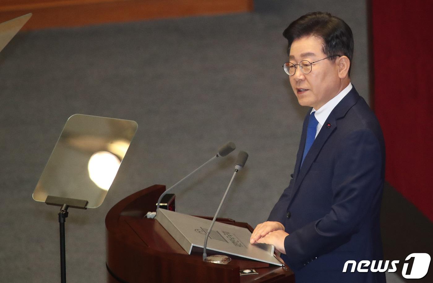 이재명 더불어민주당 대표가 19일 오전 서울 여의도 국회에서 열린 제407회국회(임시회) 4차 본회의에서 교섭단체 대표연설을 하고 있다. ⓒ News1 임세영 기자