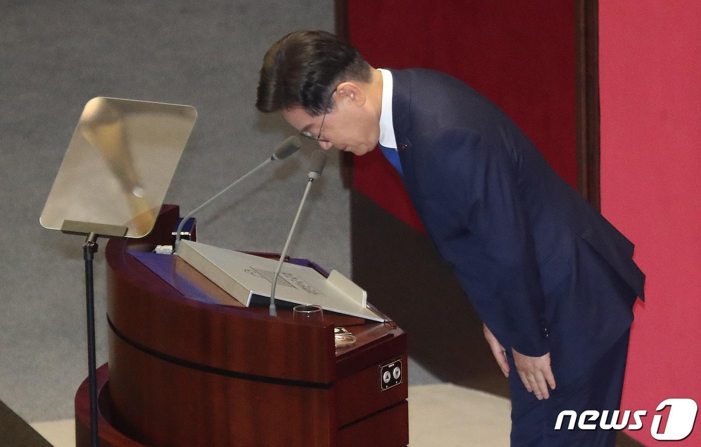 이재명 더불어민주당 대표가 19일 오전 서울 여의도 국회에서 열린 제407회국회(임시회) 4차 본회의에서 교섭단체 대표연설을 마치고 고개 숙여 인사하고 있다. ⓒ News1 임세영 기자