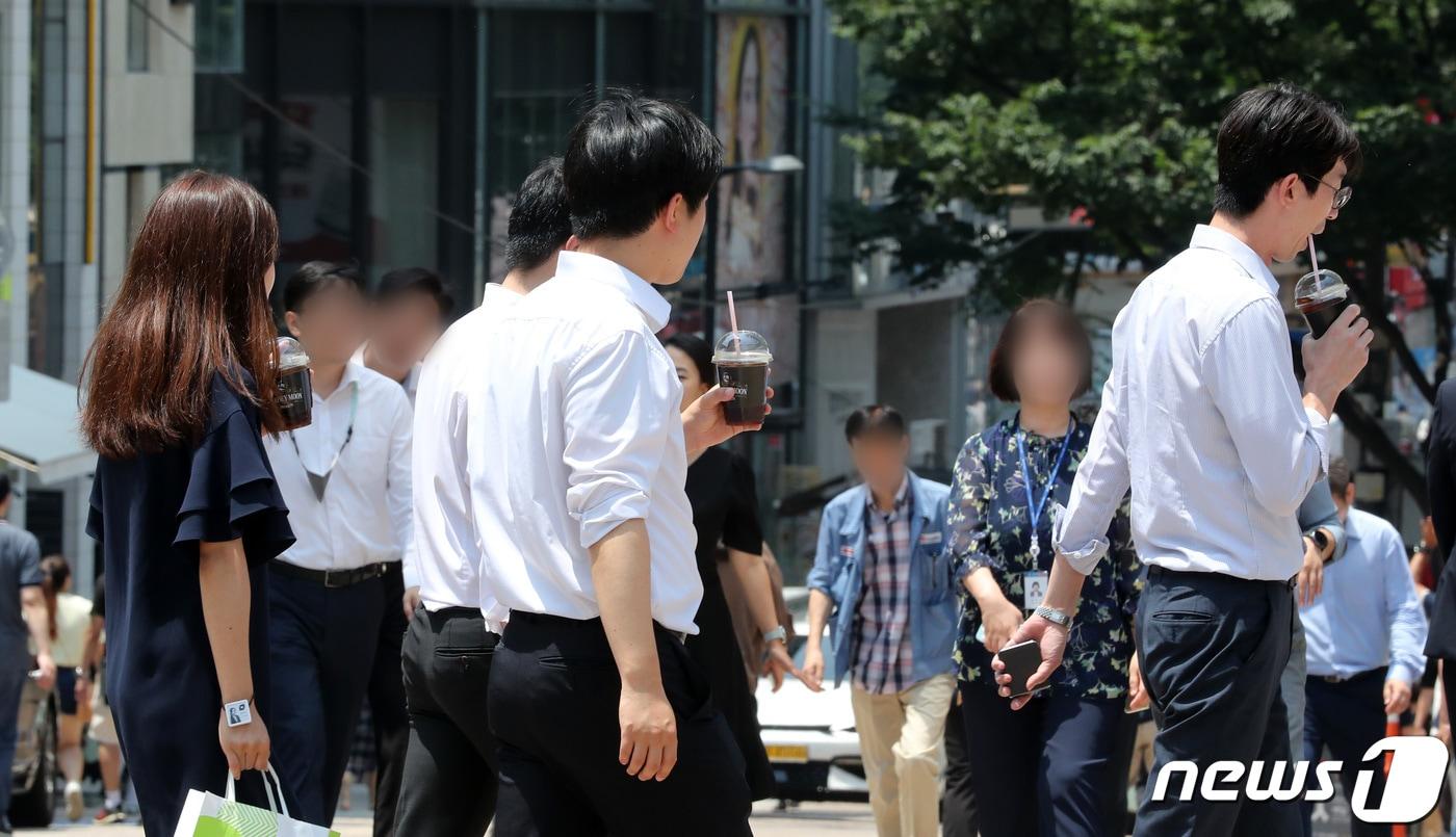 본문 이미지 - 서울의 낮 최고기온이 35도까지 오르는 등 올들어 가장 무더운 날씨를 보인 19일 서울 중구 명동 거리에서 시민들이 아이스 커피를 마시며 이동하고 있다. 2023.6.19 ⓒ 뉴스1 김성진 기자