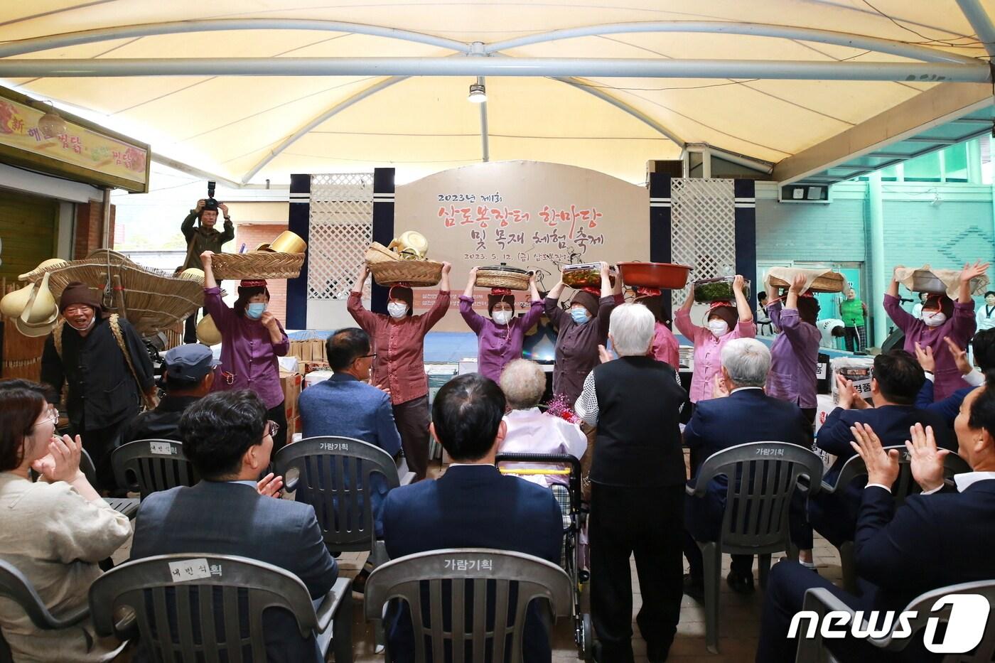 본문 이미지 - 전북 무주군이 국토교통부에서 실시한 '2023년 도시재생뉴딜사업 추진 실적 평가'에서 우수한 점수를 받았다. 사진은 설천면 삼도봉장터.(무주군 제공)2023.6.19./뉴스1
