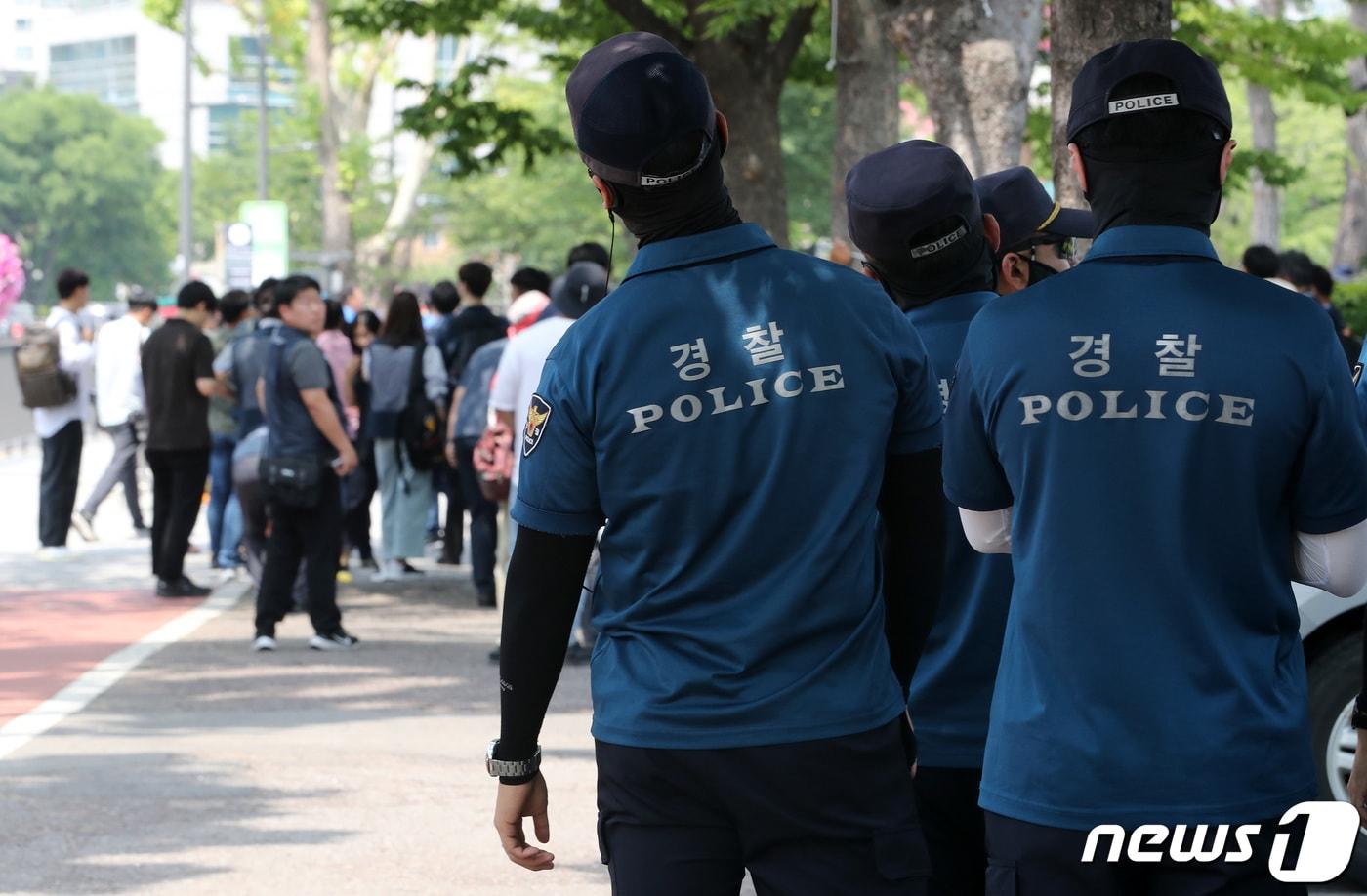 본문 이미지 - 서울 용산구 전쟁기념관 앞에서 전국공무원노동조합원 등 집회에 경찰인력이 만일의 사태를 대비하고 있다. 대.2023.6.19/뉴스1 ⓒ News1 이동해 기자