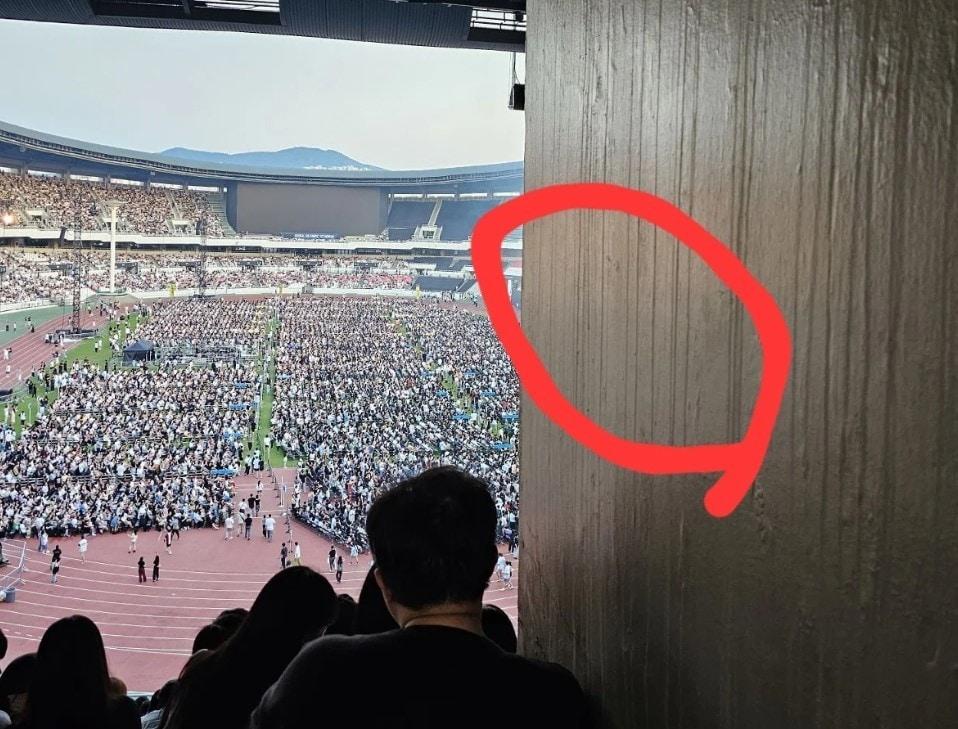 본문 이미지 - 브루노 마스 콘서트 A석의 시야. 기둥에 가려 무대와 전광판이 아예 보이지 않는다. 정면에 보이는 전광판은 공연에 사용되지 않은 사이드 전광판이다. (온라인 커뮤니티 갈무리)