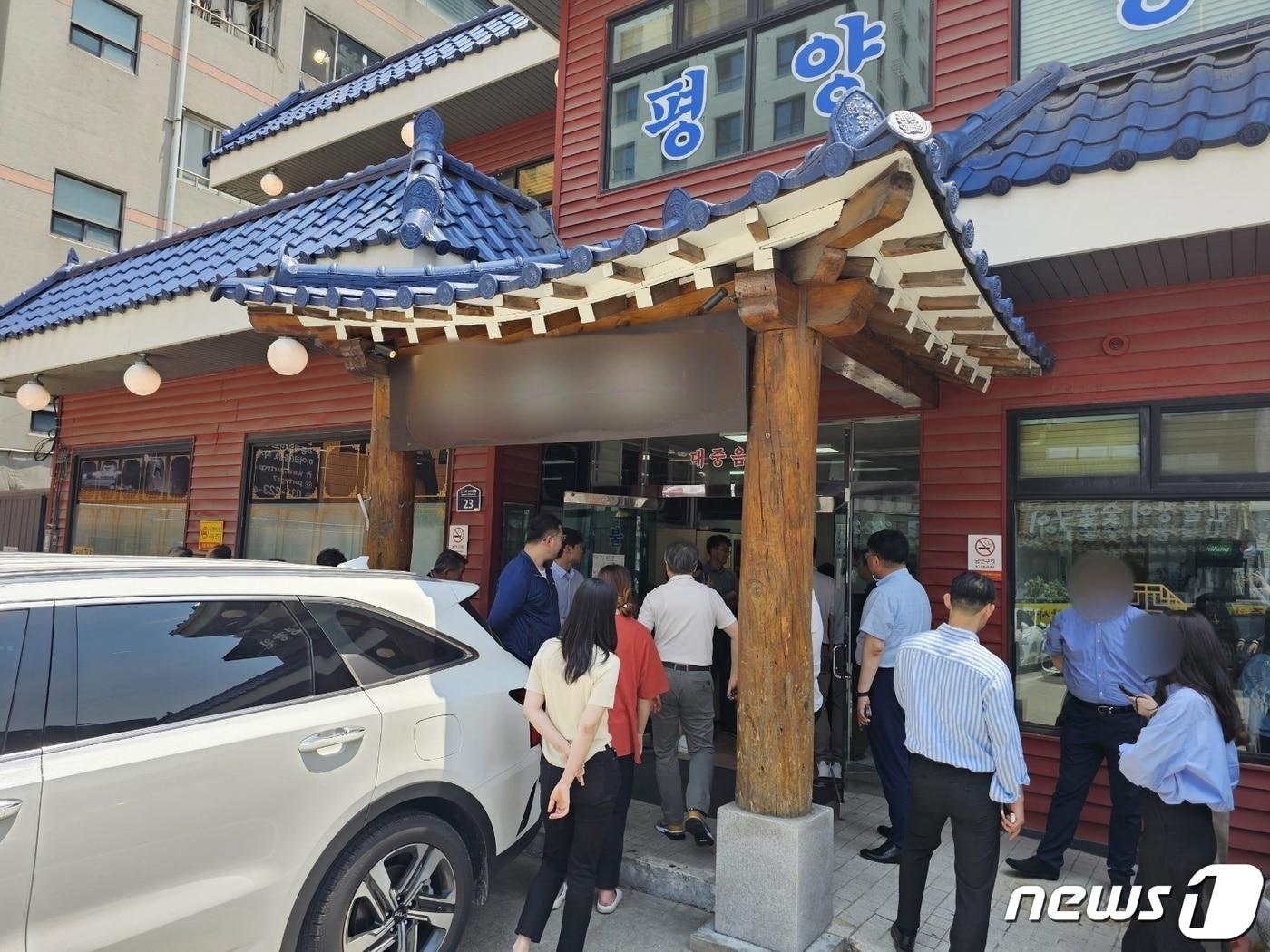 본문 이미지 - 19일 경기 수원시 팔달구 인계동의 한 냉면전문 일반음식점에 손님들이 줄지어 있다.