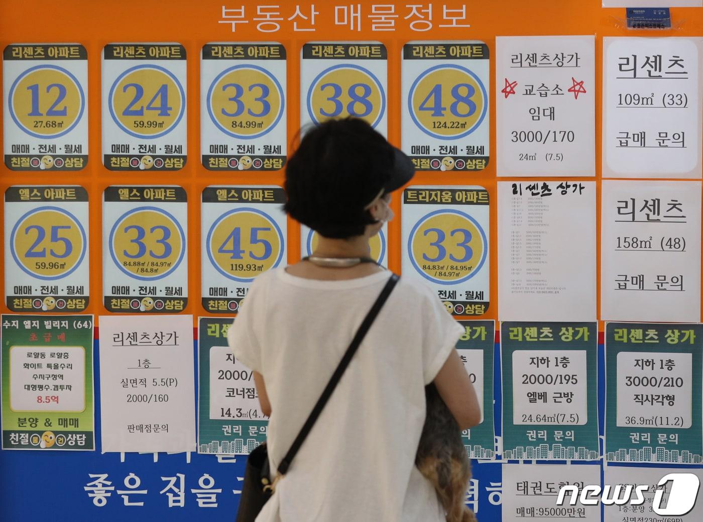 본문 이미지 - 사진은 지난달 서울의 한 부동산에 붙은 전세 안내문. 2023.6.19/뉴스1 ⓒ News1 신웅수 기자