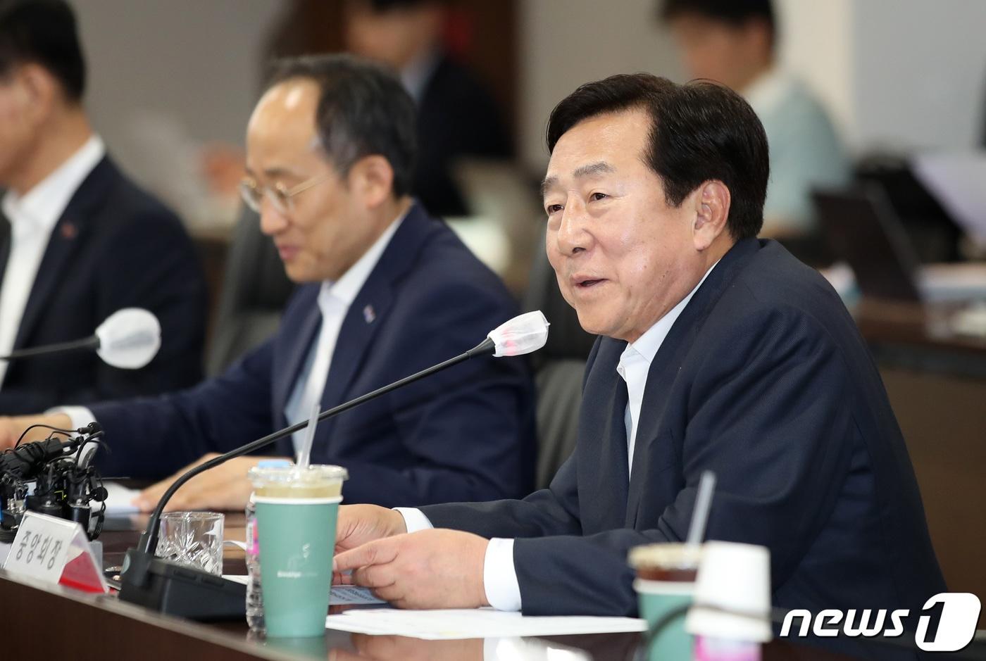 본문 이미지 - 김기문 중소기업중앙회장이 19일 오후 서울 여의도 중소기업중앙회에서 열린 추경호 경제부총리 초청 중소기업인과의 간담회에서 발언을 하고 있다. 2023.6.19/뉴스1 ⓒ News1 구윤성 기자