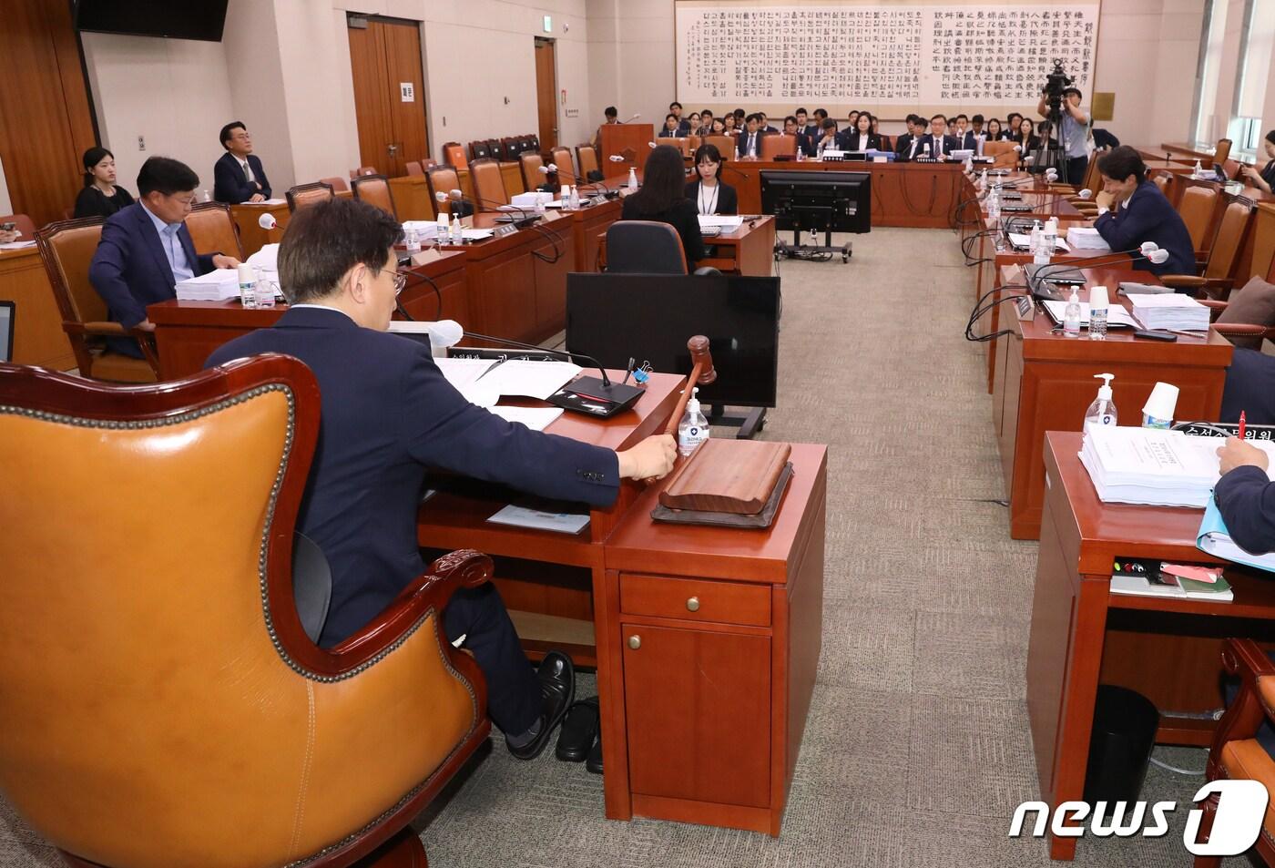 본문 이미지 - 권칠승 국회 법사위 법안심사소위원장이 19일 오후 서울 여의도 국회에서 열린 법제사법위원회 법안심사제1소위원회를 주재하고 있다. 2023.6.19/뉴스1 ⓒ News1 송원영 기자