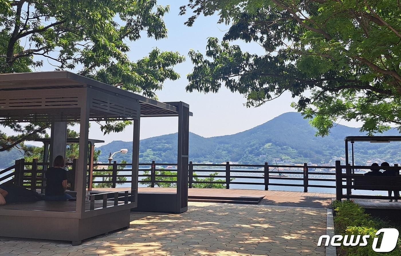 본문 이미지 - 19일 낮 경남 통영시 광도면 내죽도수변공원 내 정자와 벤치에서 시민들이 휴식을 취하고 있다. 2023.6.19 ⓒ 뉴스1 강미영 기자