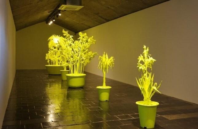 본문 이미지 -  최정화, 내일의 꽃, 2015, 섬유, FRP, 고무, 철분말 가루 혼합, 형광안료, 163.5&times;130&times;128, 220&times;203&times;188, (국립현대미술관 제공)