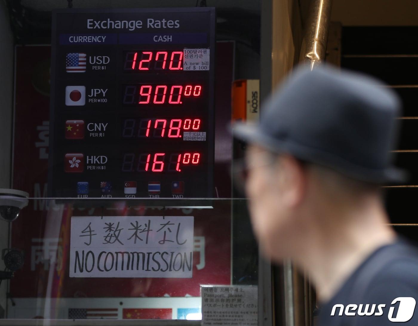 본문 이미지 - 엔화가 연일 하락하고 있는 가운데 19일 서울 명동의 한 환전소에 원·엔 환율이 900원을 나타내고 있다. 2023.6.19/뉴스1 ⓒ News1 신웅수 기자
