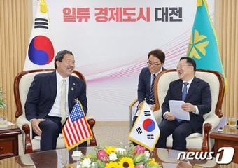 본문 이미지 - 이장우 대전시장이 시청 응접실에서 브루스 해럴 미국 시애틀 시장을 접견하고 양 도시간 교류협력 방안을 논의하고 있다.(대전시 제공) ⓒ News1 김경훈 기자