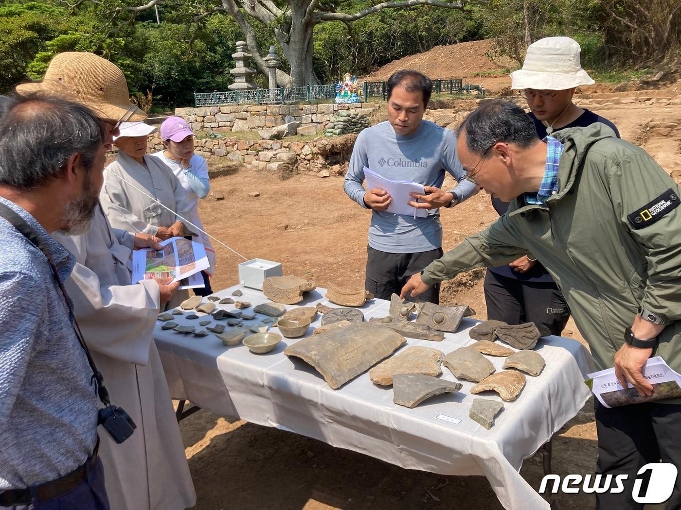 본문 이미지 - 흑산도 무심사지 발굴조사 출토유물을 확인하는 자문위원들 (신안군 제공)/뉴스1 