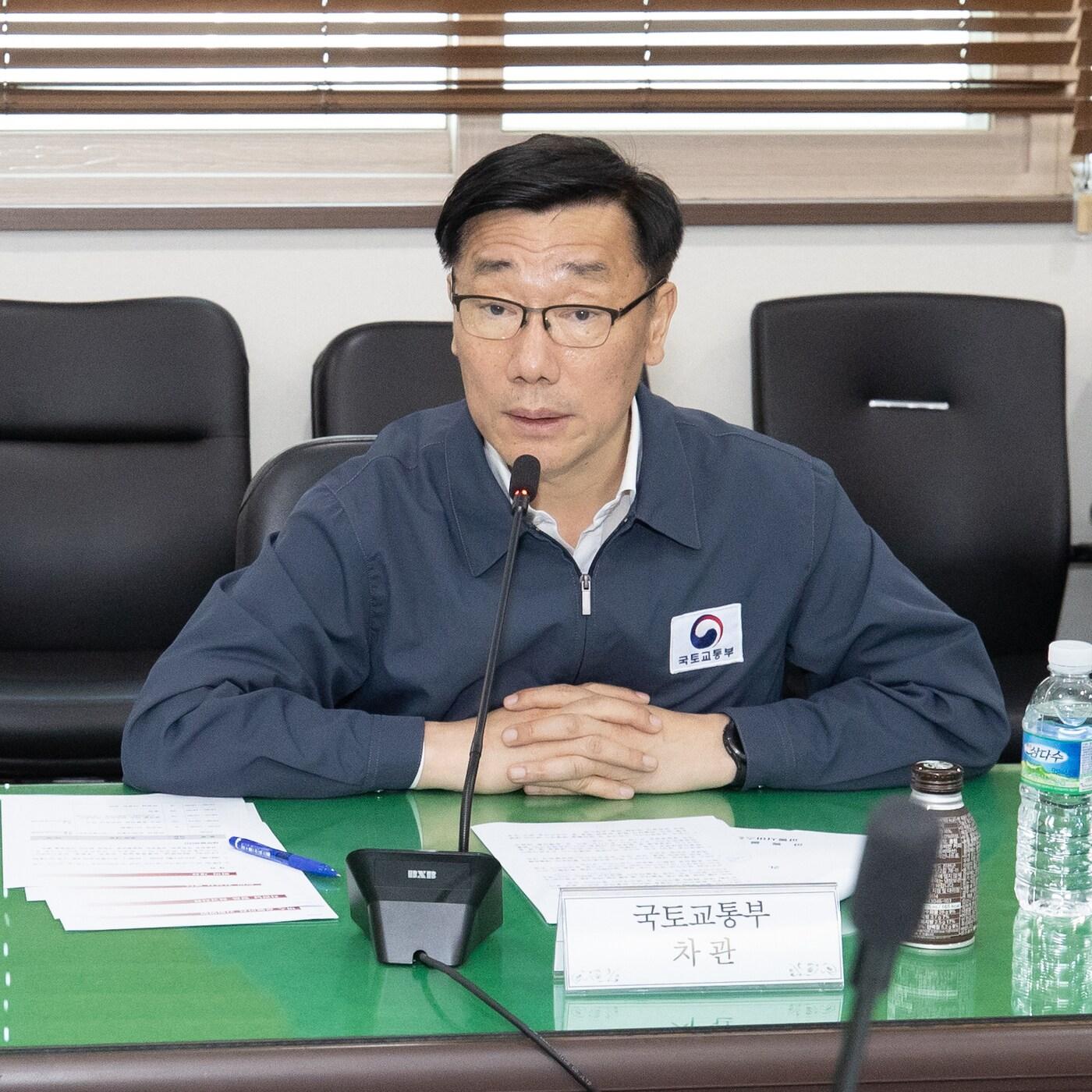 본문 이미지 - 어명소 국토교통부 제2차관이 19일 '버스 안전 긴급 대책회의'에서 모두발언을 하고 있다./국토부 제