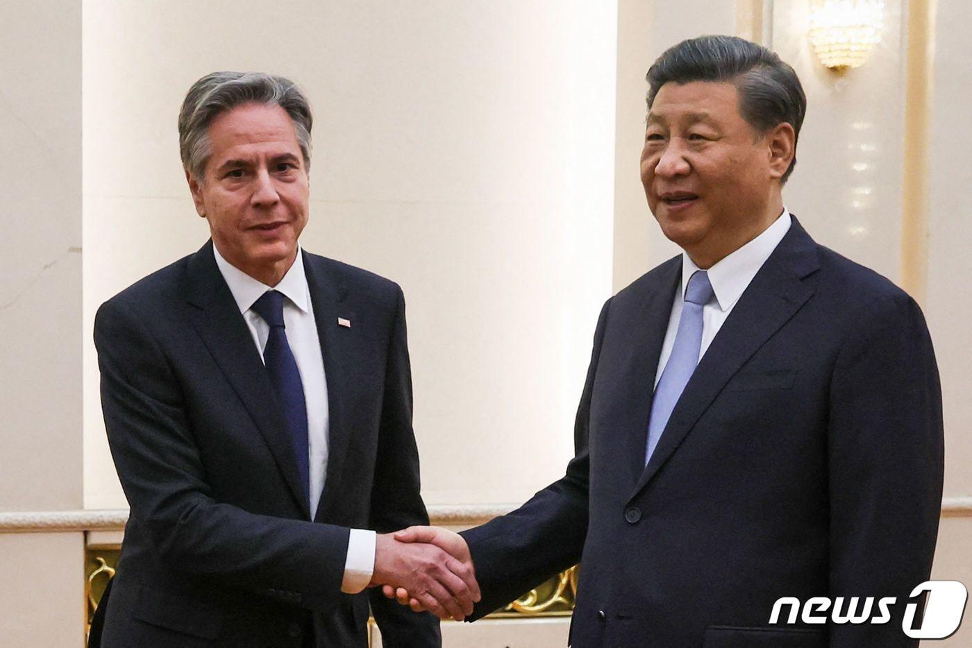 중국을 방문중인 토니 블링컨 미국 국무장관(좌측)이 19일 베이징 인민대회당에서 시진핑 중국 국가주석을 예방하며 악수하고 있다. 2023.06.19 ⓒ AFP=뉴스1 ⓒ News1 최종일 기자