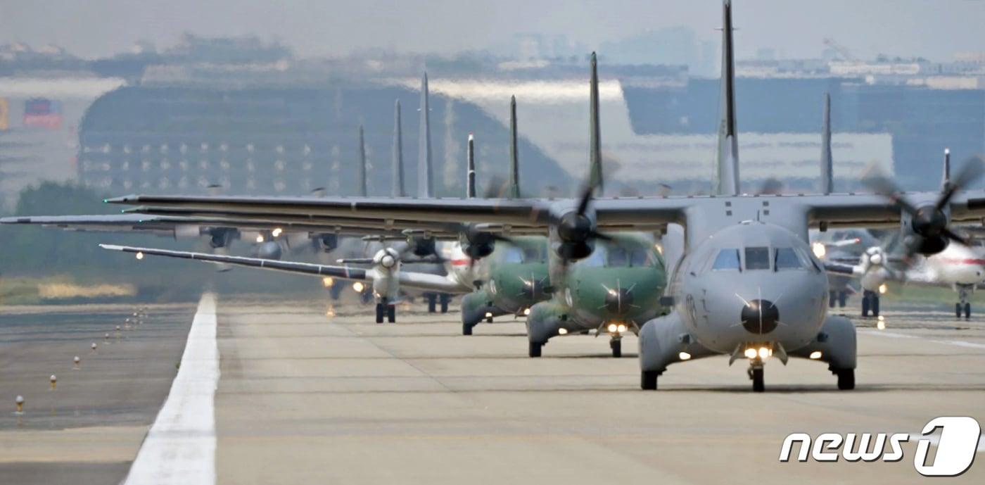 공군 제15특수임무비행단 소속 항공기들이 19일 15비행단에서 열린 대량 항공기 긴급출격훈련에서 지상 활주하고 있다. (공군 제공) 2023.6.19/뉴스1