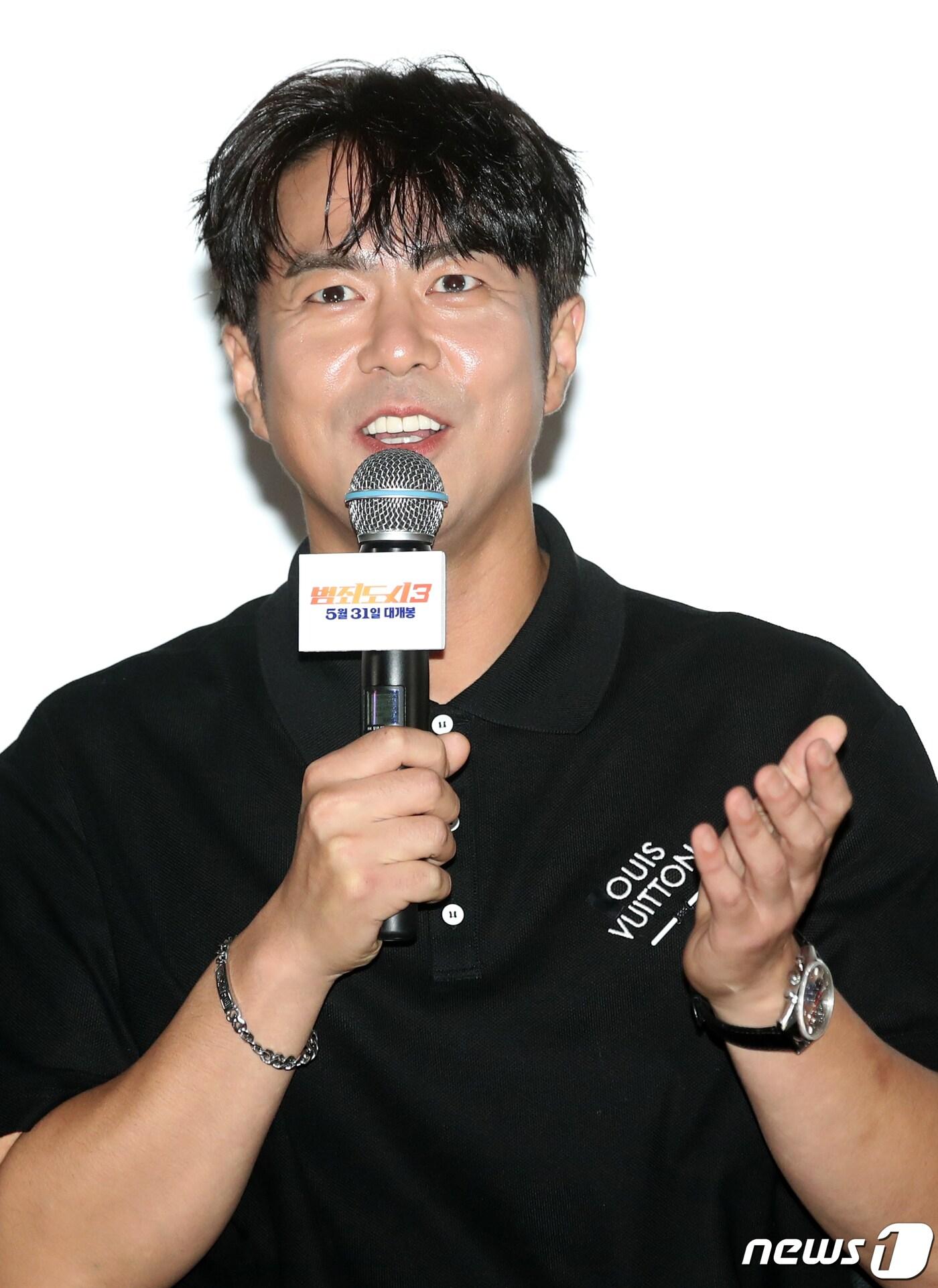 본문 이미지 - 배우 전석호가 22일 오후 서울 강남구 메가박스 코엑스에서 진행된 영화 '범죄도시3' 글로벌 흥행 감사 쇼케이스에서 흥행 감사 인사를 하고 있다. ‘범죄도시3’는 대체불가 괴물형사 마석도(마동석 분)가 서울 광수대로 이동 후, 신종 마약 범죄 사건의 배후인 주성철(이준혁 분)과 마약 사건에 연루된 또 다른 빌런 리키(아오키 무네타카 분)를 잡기 위해 펼치는 통쾌한 범죄 소탕 작전을 그린 작품이다. 2023.6.19/뉴스1 ⓒ News1 권현진 기자