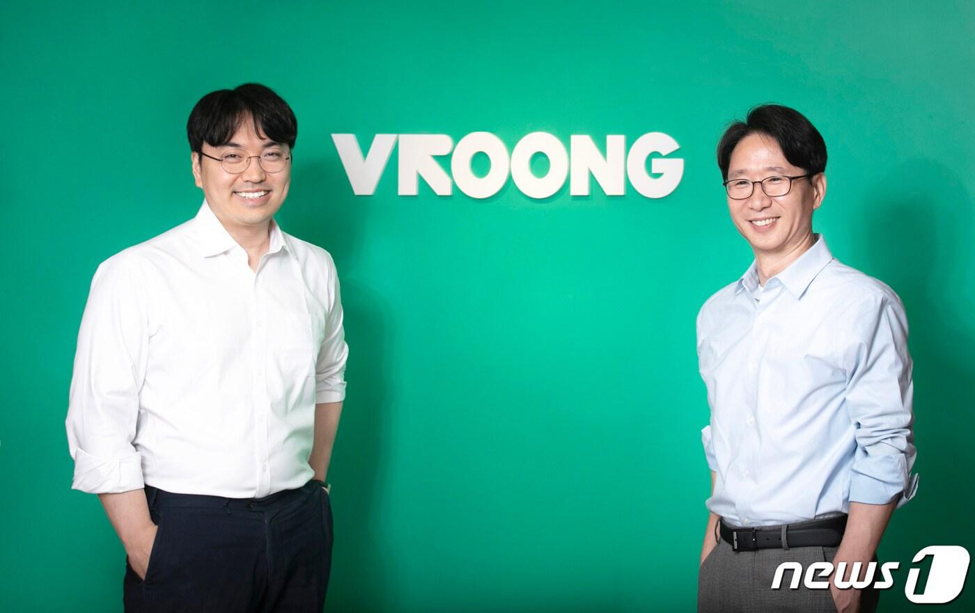 왼쪽부터 김형설 메쉬코리아 대표와 채윤서 신임 공동대표가 사진을 찍고 있다.(부릉 제공)