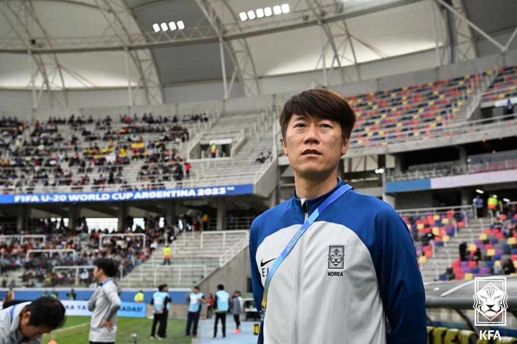 본문 이미지 - 2일(한국시간) 아르헨티나 산티아고 델 에스테로 스타디움에서 열린 '2023 FIFA U20 월드컵' 대한민국과 에콰도르의 16강전에서 김은중 감독이 선수들을 격려하고 있다.(대한축구협회 제공) 2023.6.2/뉴스1