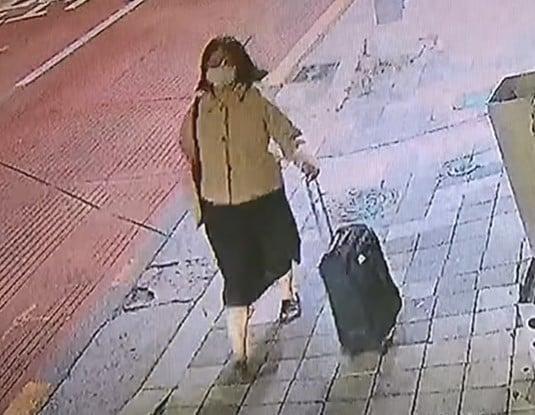 본문 이미지 - 살인을 저지른 후 자신의 집으로 가 캐리어를 챙겨 다시 범행 현장으로 되돌아가는 정유정. (KBS)