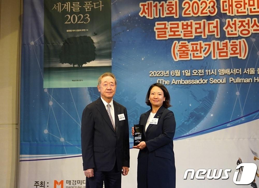 본문 이미지 - 최현수 깨끗한나라 대표이사(오른쪽)이 기념사진을 찍고 있다.(깨끗한나라 제공)