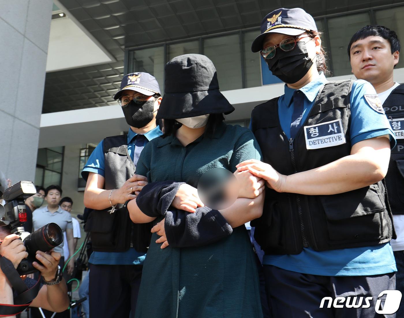 본문 이미지 - 온라인 과외 앱을 통해 처음 만난 또래 여성을 살해한 뒤 시신을 훼손·유기한 혐의로 구속된 정유정(23)이 지난 2일 오전 부산 동래경찰서에서 검찰로 송치되고 있다.  2023.6.2/뉴스1 ⓒ News1 윤일지 기자