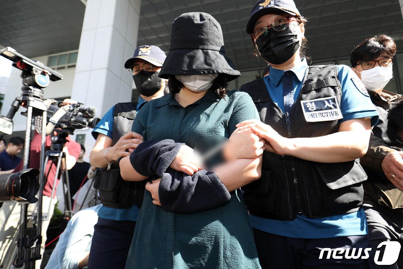 본문 이미지 - 온라인 과외 앱을 통해 처음 만난 또래 여성을 살해한 뒤 시신을 훼손·유기한 혐의로 구속된 정유정(23)이 2일 오전 부산 동래경찰서에서 검찰로 송치되고 있다. 정유정은 지난달 26일 부산 금정구 소재 피해자의 집을 찾아가 중고로 산 교복을 입고 피해자에게 자신이 중학생이라고 거짓말하고 잠시 대화를 나누다 흉기로 살해했다. 2023.6.2/뉴스1 ⓒ News1 윤일지 기자
