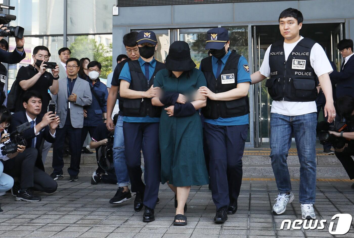 본문 이미지 - 온라인 과외 앱을 통해 처음 만난 또래 여성을 살해한 뒤 시신을 훼손·유기한 혐의로 구속된 정유정(23)이 지난 6월 2일 오전 부산 동래경찰서에서 검찰로 송치되고 있다.  2023.6.2/뉴스1 ⓒ News1 윤일지 기자