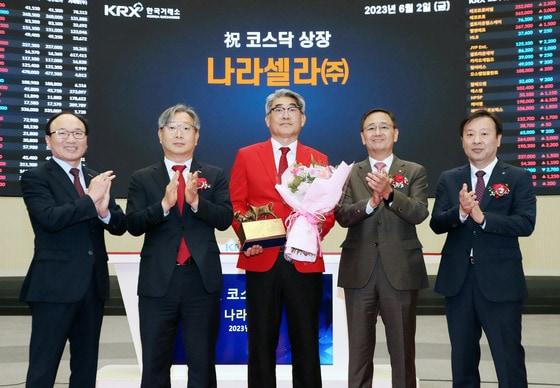 본문 이미지 - 지난 2023년 서울 영등포구 한국거래소에서 열린 나라셀라 코스닥시장 상장기념식에서 강왕락 코스닥협회 부회장&#40;왼쪽부터&#41;, 홍순욱 한국거래소 코스닥시장본부장, 마승철 나라셀라 대표이사, 금정호 신영증권 부사장, 유도석 한국IR협의회 상무가 기념촬영을 하고 있다. &#40;한국거래소 제공&#41; 2023.6.2/뉴스1