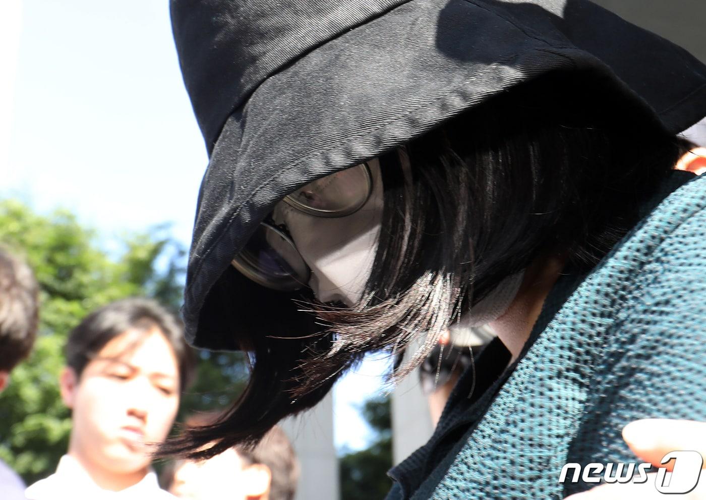 본문 이미지 - 온라인 과외 앱을 통해 처음 만난 또래 여성을 살해한 뒤 시신을 훼손·유기한 혐의로 구속된 정유정(23)이 2일 오전 부산 동래경찰서에서 검찰로 송치되고 있다. 정유정은 지난달 26일 중고로 구입한 교복 차림으로 부산 금정구 소재 피해자의 집을 찾아가 자신이 중학생이라고 거짓말을 한 뒤 잠시 대화를 나누다 흉기로 살해했다. 2023.6.2/뉴스1 ⓒ News1 윤일지 기자